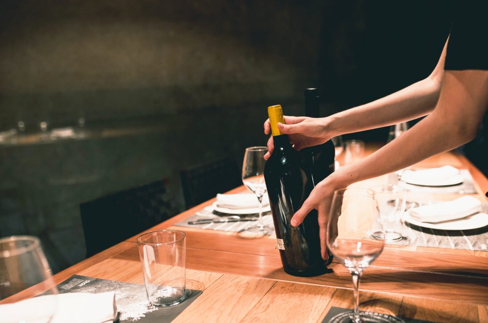 Por que restaurantes têm diferentes políticas com a taxa de rolha?