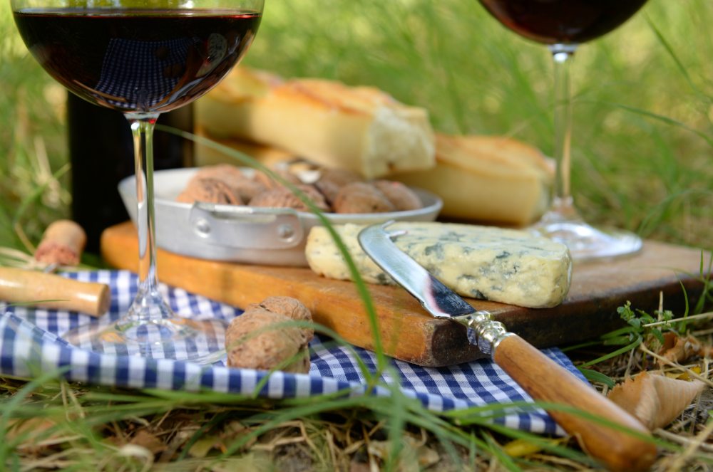 Comer com as Mãos Também Faz Parte do Ritual de Tomar um Vinho