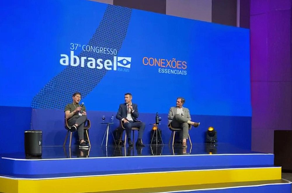 Camila Cenci prestigia no 37º Congresso Nacional Abrasel a palestra de Pedro Hoffmann, Diego Bertolini e Ronaldo Triacca sobre vendas de vinhos em bares e restaurantes