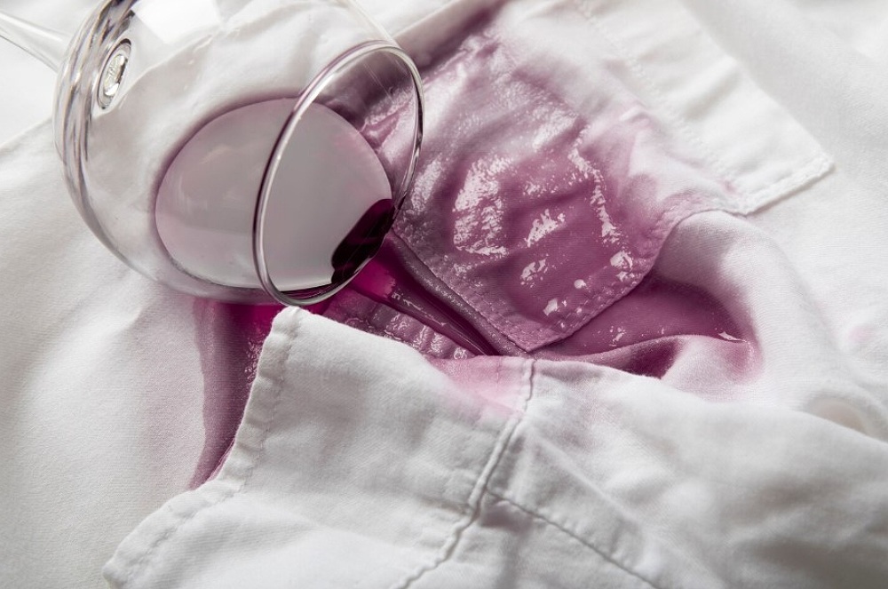 Mancha de vinho na camisa branca? Veja como tirar