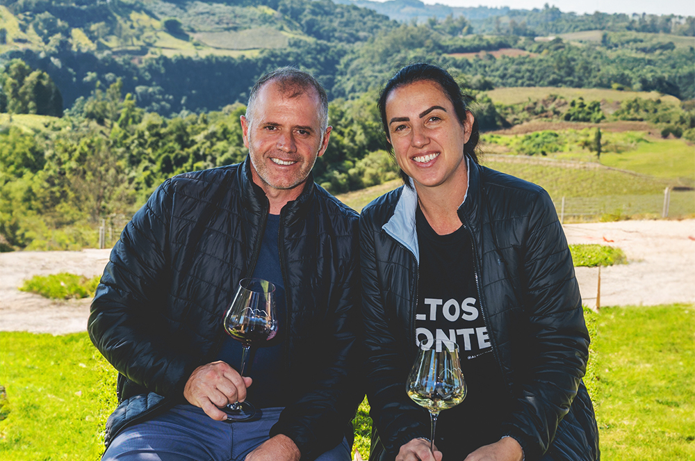Camila Cenci Visita a Cave de Angelina, em Nova Pádua (RS), e Entrevista os Proprietários André Toné e sua Esposa, Francine Tonet