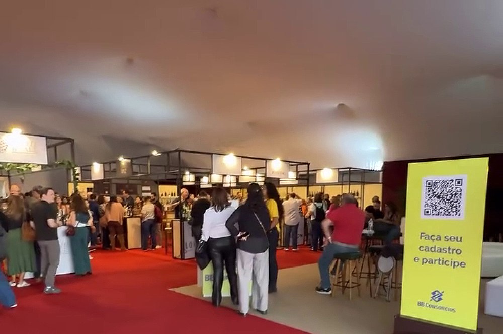 Primeiro dia da Expovitis 2025: Camila Cenci Marca Presença em um dos Maiores Eventos da Vitivinicultura Brasileira