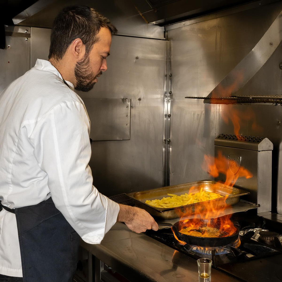 Jantar no restaurante Au Chien Qui Fume