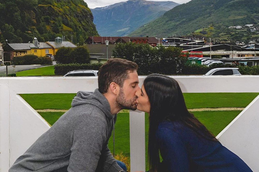 Camila Cenci e Seu Marido Eduardo Baron Conhecem Flåm, Cidade de 400 Habitantes na Noruega