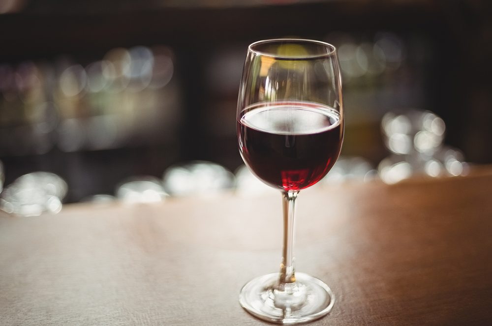 Pesquisa encontra motivo de dor de cabeça causada por vinho tinto